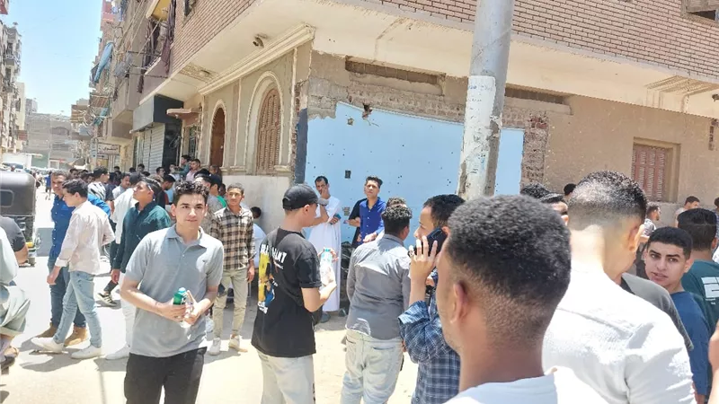 أزمة في سوهاج.. طلاب ممدرسة الحسيني أبو ضيف: استلمنا الورق متأخر نص ساعة