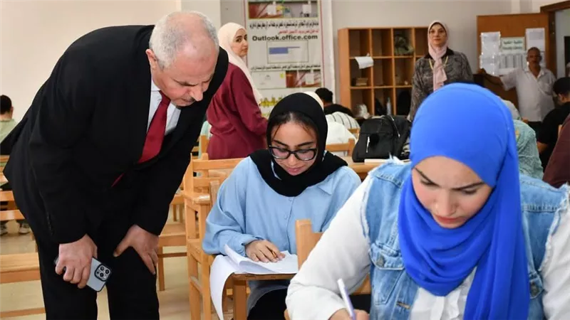طلاب الثانوية العامة يتوافدون على اللجان لخوض امتحانات الفيزياء والتاريخ 