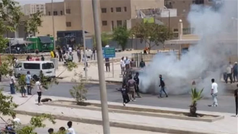 بقيت حتة حديد.. حريق يلتهم سيارة سوزوكي في مدينة 15 مايو