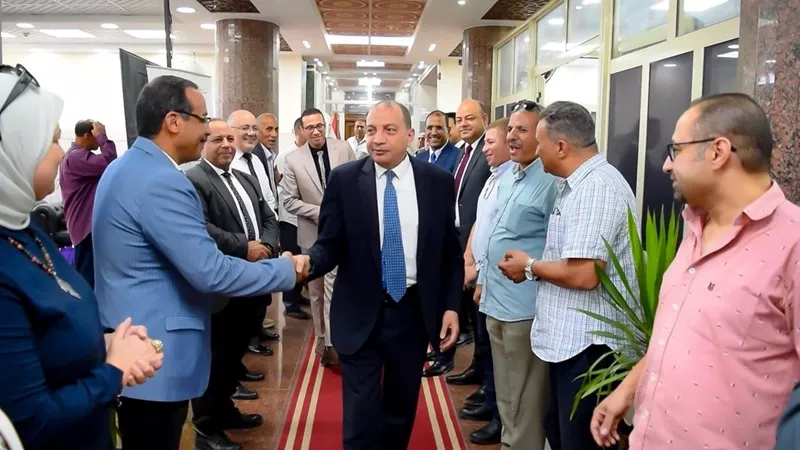 ممر شرفى وهدية تذكارية لمنصور حسن رئيس جامعة بنى سويف 