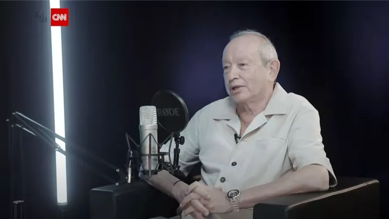 نجيب ساويرس ينتقد «المقايضة الكبرى»: حل غير واقعي لأزمة ديون مصر