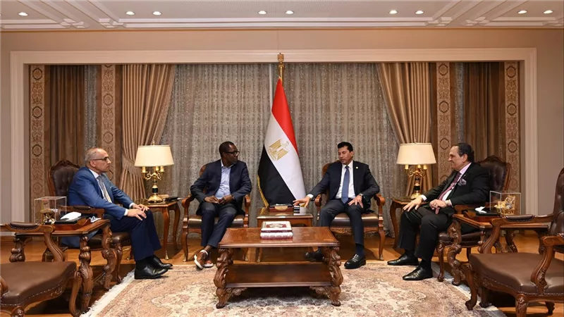 صبحي يلتقي الأمين العام للاتحاد الافريقي لكرة القدم لبحث نقل مقر كاف 