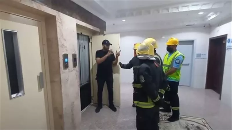 شافوا الموت.. إنقاذ 3 أمريكيين احتجزوا داخل أسانسير مول شهير بالرحاب