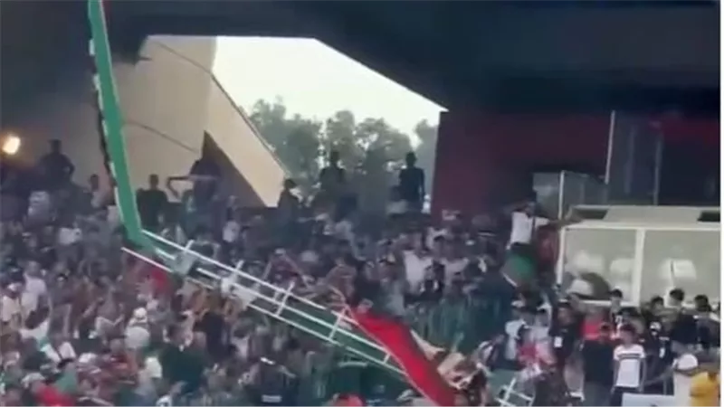 ارتفاع حصيلة ضحايا حادث سقوط مدرج إلى 3 وفيات بالجزائر