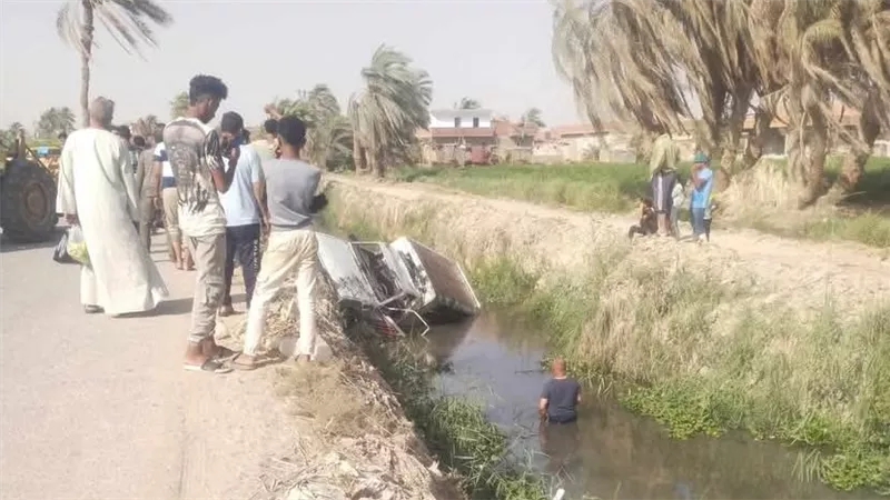 سقوط سيارة أجرة صندوق في بحر البطس بالفيوم دون إصابات