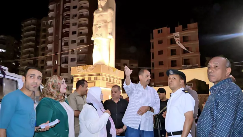 حملة مكبرة بحي شرق سوهاج لمتابعة تطبيق المواعيد الصيفية للمحال