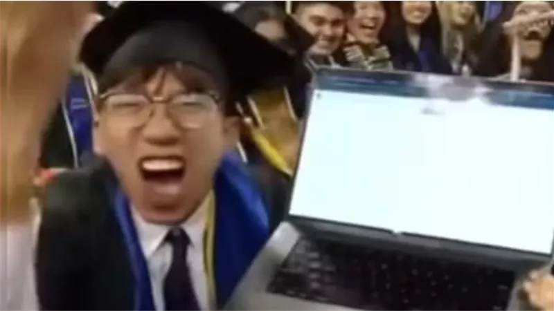 طالب يتفاخر باستخدام ChatGPT في حفل تخرّجه.. ومواقع التواصل ترد: 