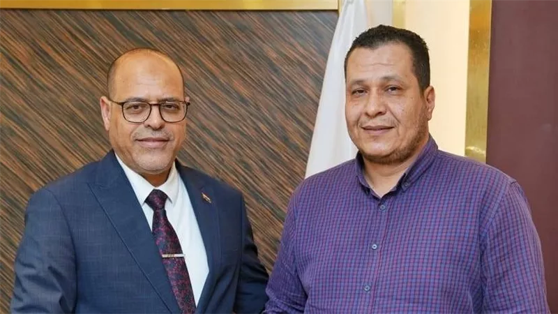 وزير العمل يكرم موظفًا بأمانته في إعادة مبلغ مالي لمواطن