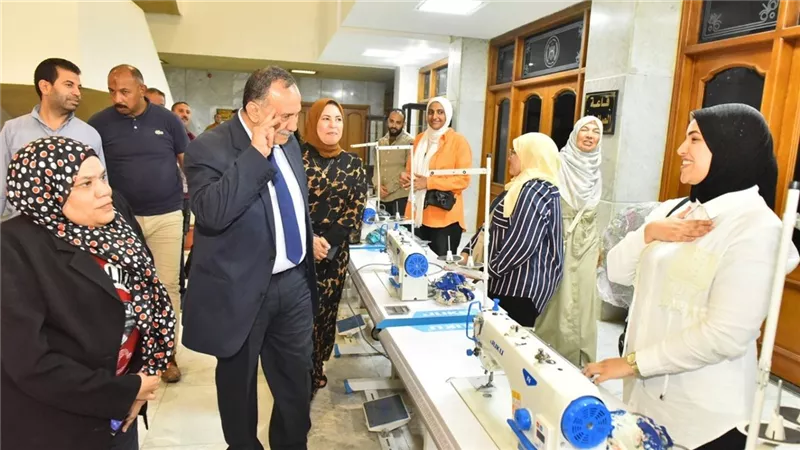 محافظ أسيوط يسلم ماكينات خياطة وتطريز للصم وضعاف السمع دعمًا لتمكينهم الاقتصاد