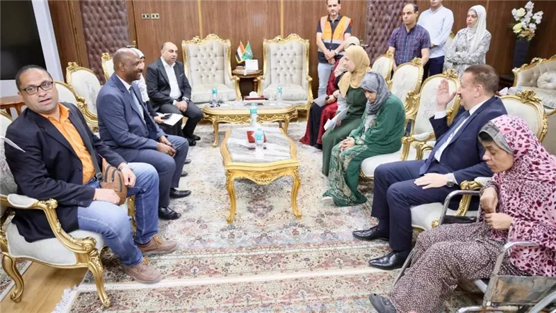 محافظ المنوفية يلتقي يتيمتين من ذوى الهمم ويوجع بصرف مساعدات مالية لهما