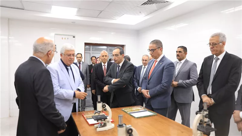 وزير التعليم العالي يتفقد مقر جامعة الفيوم الأهلية