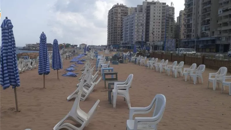 منع نزول البحر في شواطئ العجمي بسبب ارتفاع الأمواج 
