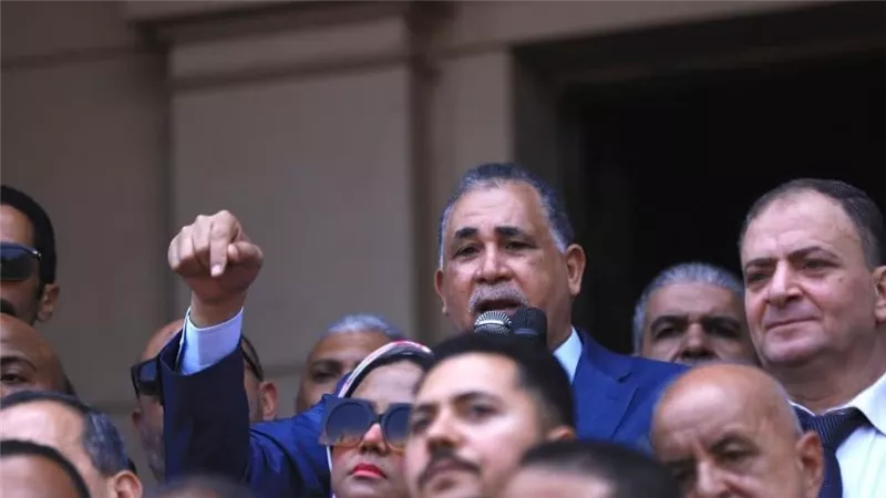 نقيب المحامين يشارك في الوقفة الاحتجاجية لرفض زيادة الرسوم القضائية