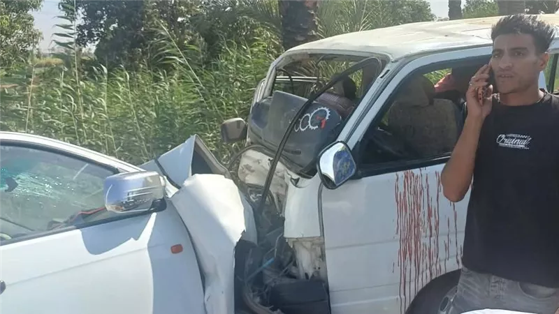 11 إصابة في حادث تصادم بين ميكروباص وربع نقل في المنيا