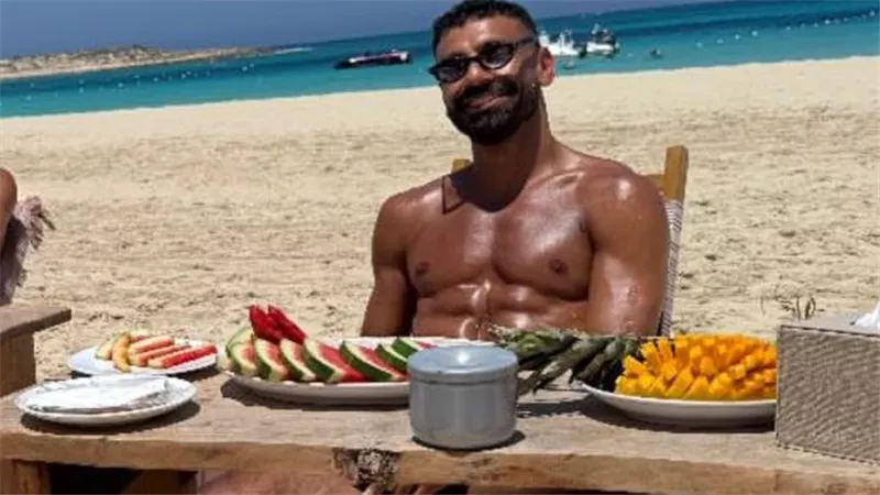 الفاكهة عنصر أساسي.. ماذا يأكل محمد صلاح في المصيف؟