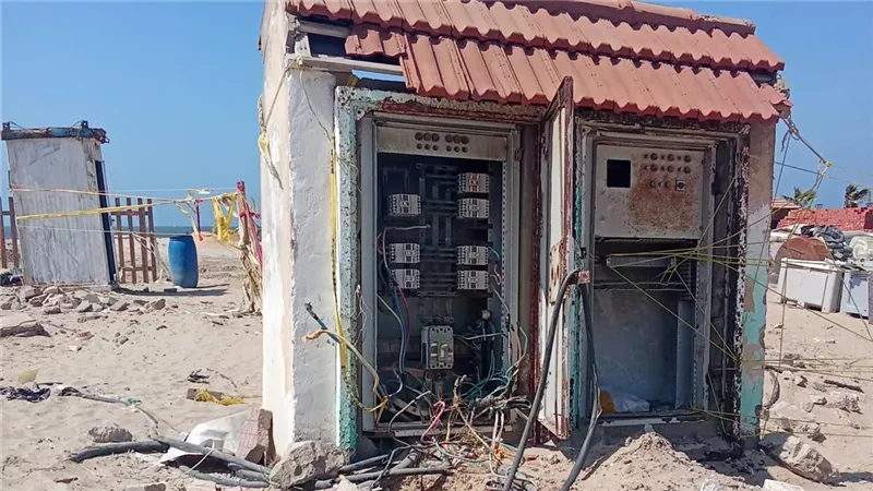 لوحات كهربائية بدون غطاء على رمال شاطئ البحر بمحافظة بورسعيد