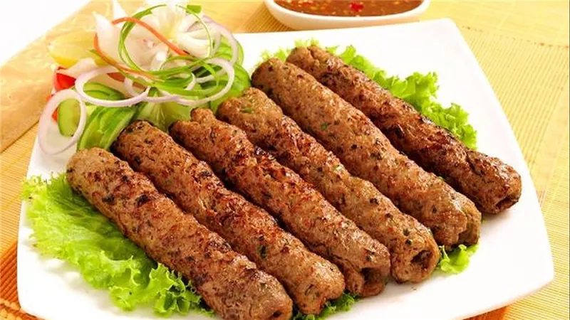 طبق العزائم.. طريقة تحضير كفتة لحم مع أرز برياني وصلصة زبادي