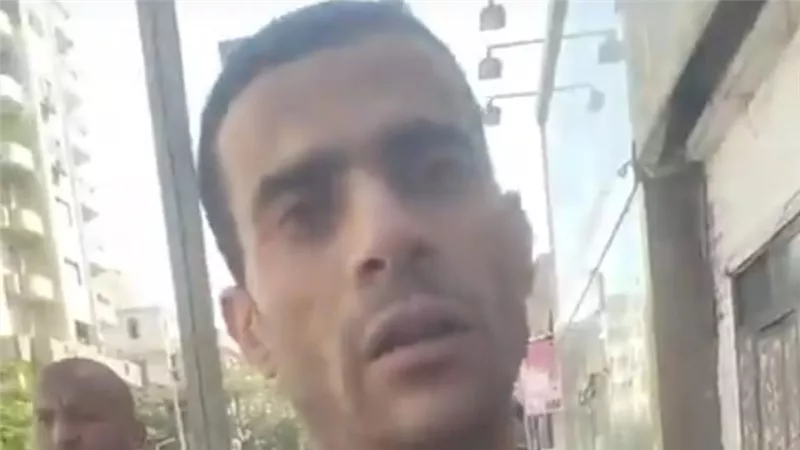 شاب ينقذ كلباً من تحت أنقاض عقار شبرا: دي روح.. وربنا هيسألنا عنها