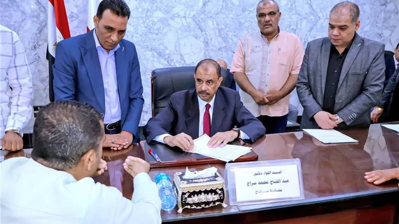 محافظ سوهاج يعقد اللقاء الجماهيري الأسبوعي للاستماع إلى شكاوى وطلبات المواطنين