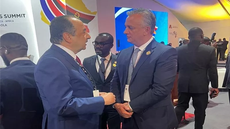 وزير قطاع الأعمال العام يبحث مع نائبة رئيس أنجولا تعزيز التعاون المشترك