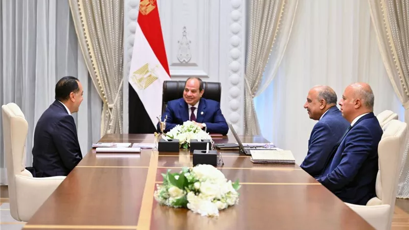 السيسي يشدد على ضرورة السعي لتوطين الصناعات المُرتبطة بمشروعات الطاقة
