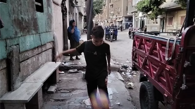 من زقاق في طنطا.. الطفل ياسين يحلم بأن يكون خليفة محمد صلاح 