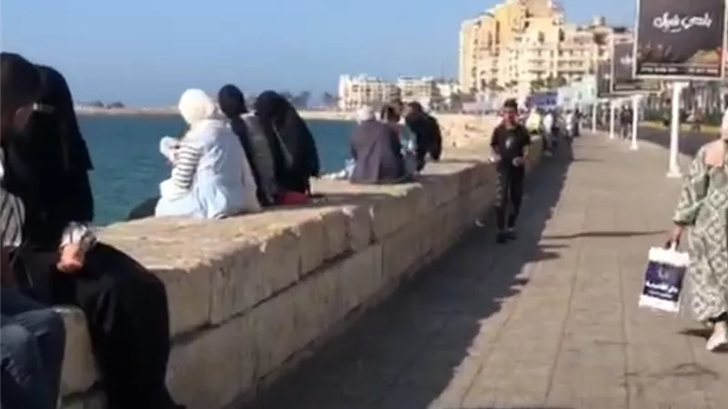 إقبال المواطنين على كورنيش الإسكندرية هربًا من حرارة الطقس