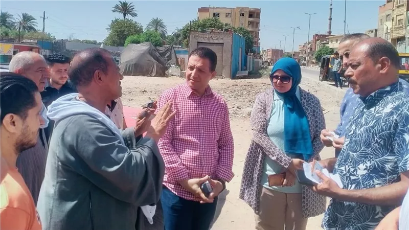 رئيس مركز إبشواي تتفقد مواقف سيارات نقل الركاب ومعاينة مواقع مختلفة لوضع حلول 