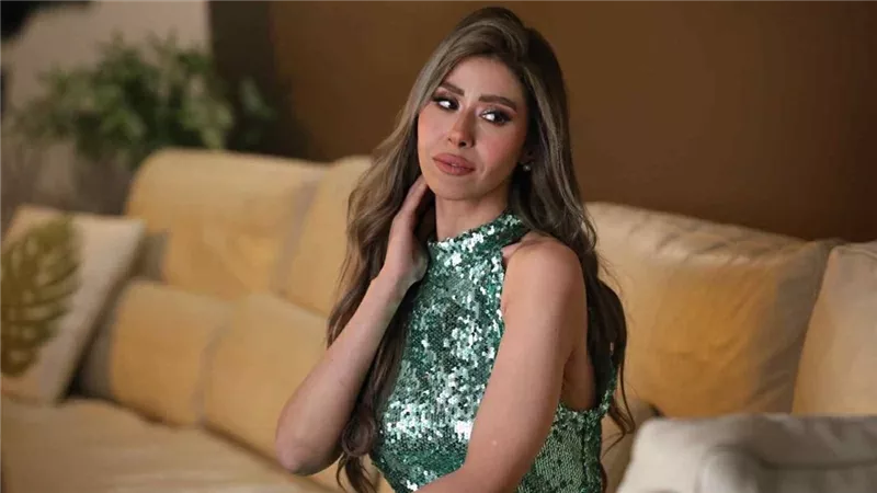 متابعة تتنمر على إيناس عز الدين وتصفها بـ «أم ضب وحولة».. ورد ناري من الفنانة 