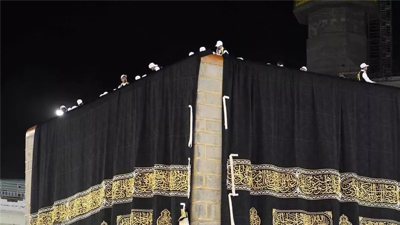 كسوة الكعبة المشرفة.. الأزهر يروي تاريخها ويكشف سبب استقرار لونها الأسود