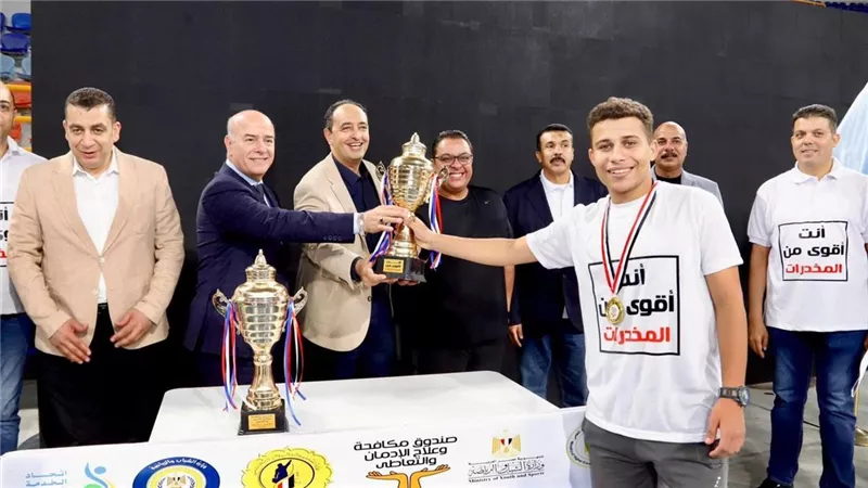 وزير الشباب ومدير صندوق الإدمان يتفقدان أنشطة توعوية ويكرمان الفائزين