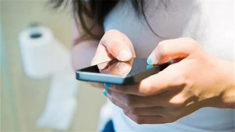 دراسة أجنبية: استخدام الهاتف في الحمام أخطر مما تتخيل