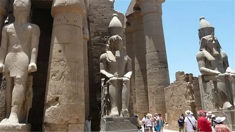 قبل أن نودع الصيف.. الأقصر تحقق إقبال سياحي متميز رغم حرارة الأجواء |خاص