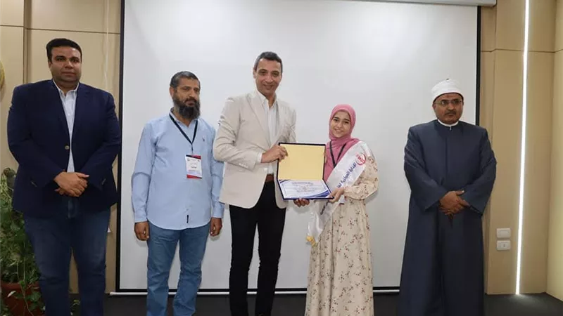 محافظ السويس يكرم أوائل الشهادة الإعدادية العامة والأزهرية تقديرًا لتفوقهم