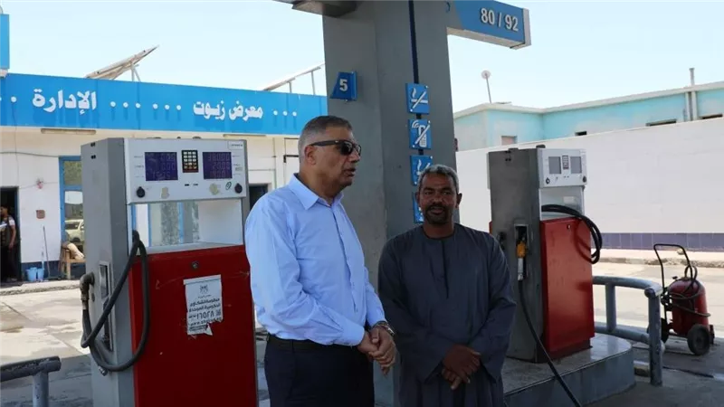 محافظ أسوان يفاجئ محطة وقود ويطمئن على منظومة العمل وتوافر المخزون 