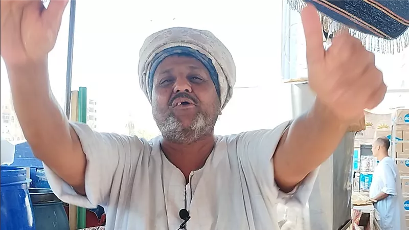 عم صلاح وبوظته الشعبية.. قصة 45 سنة عشق وعطاء على أرصفة الصعيد