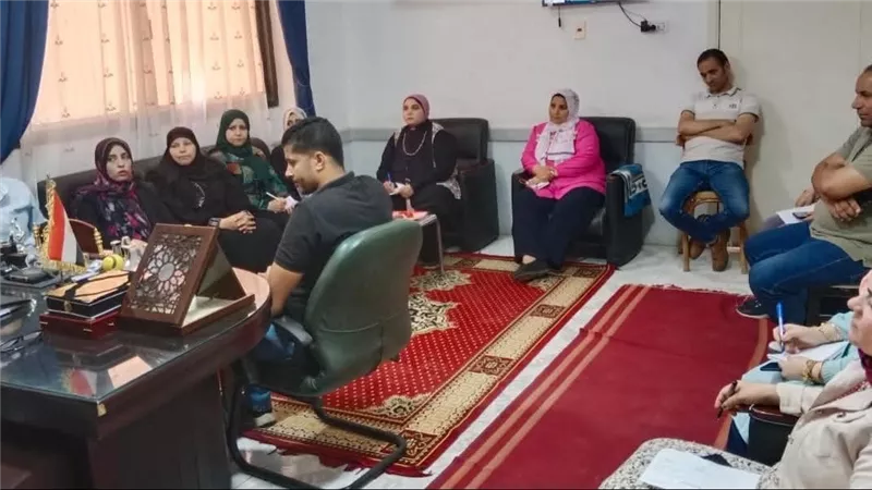 وكيل وزارة الشباب والرياضة بالفيوم يعقد اجتماعًا مع مديري الإدارات المركزية