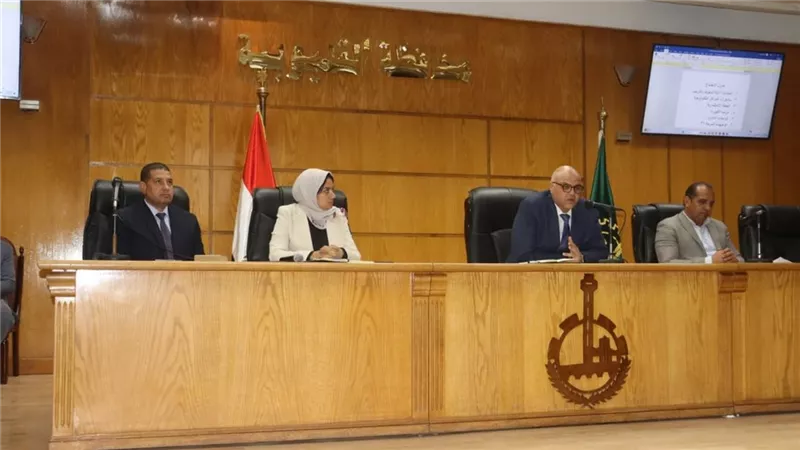 محافظ القليوبية يناقش ملفات المنشآت الآيلة للسقوط وترشيد الكهرباء