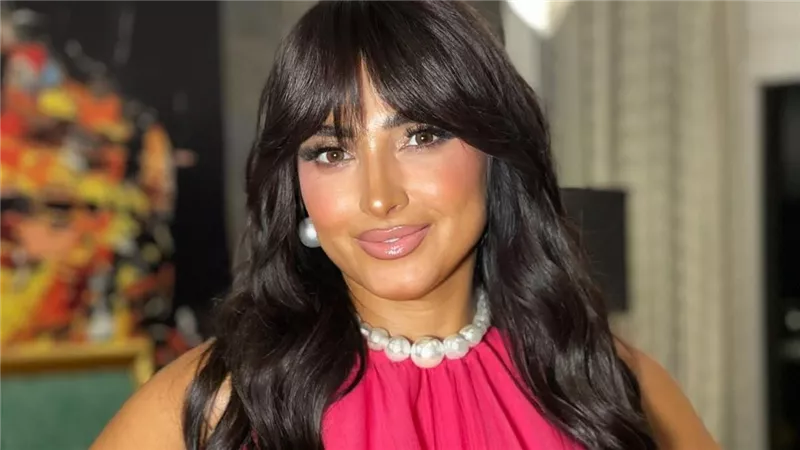 روجينا تتألق بفستان فوشيا في جلسة تصوير جديدة تخطف الأنظار