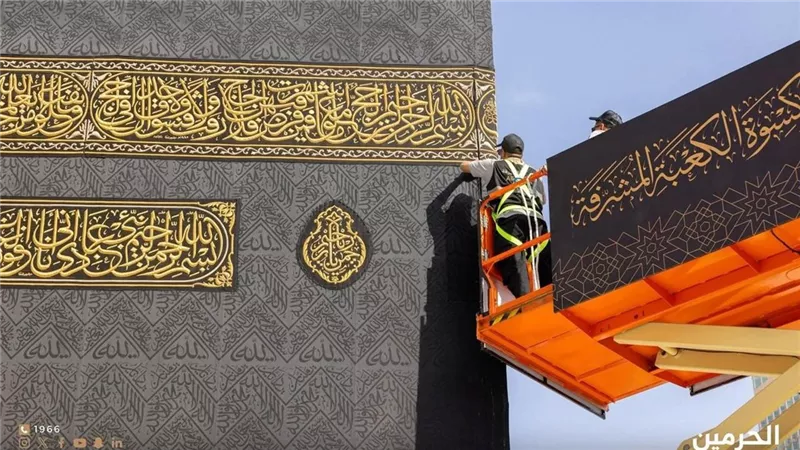 من مجمع الملك عبد العزيز إلى الكعبة المشرفة.. تفاصيل صناعة الكسوة الجديدة
