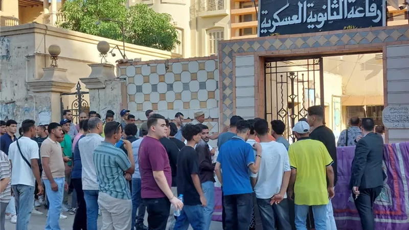 فيزياء وتاريخ.. إجراءات مشددة أمام لجان امتحانات الثانوية العامة بسوهاج | صور