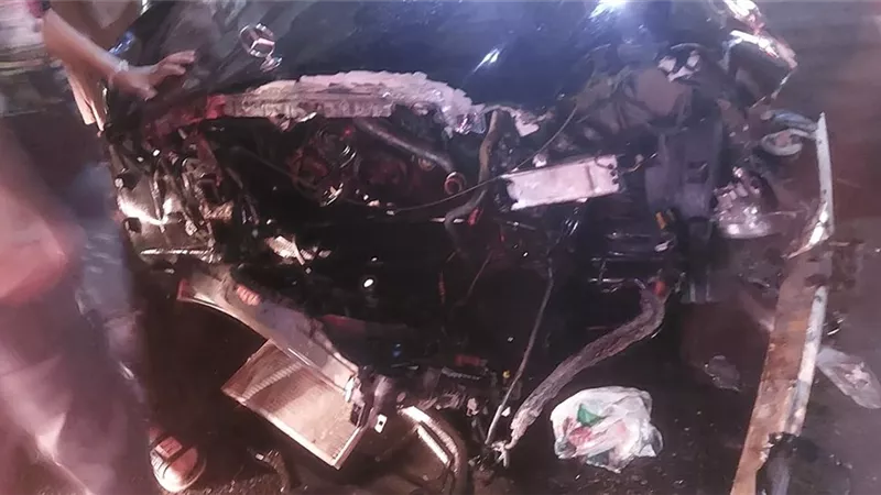تحطم سيارة تحمل لوحات برلمانية بفيصل.. والأطفال كلمة السر
