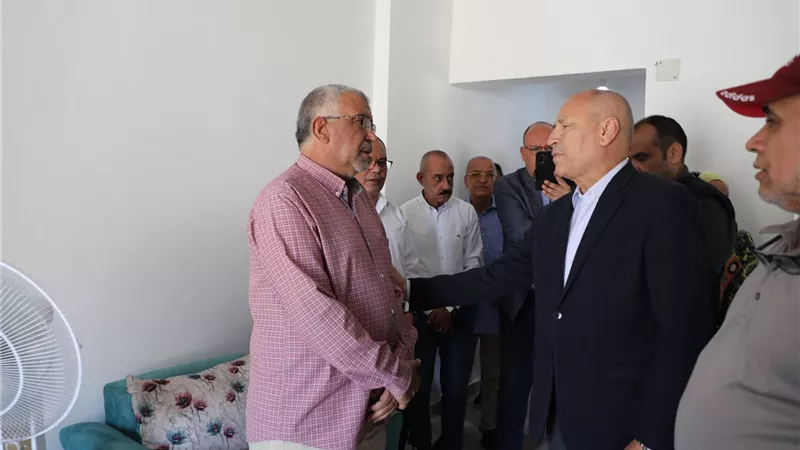 محافظ القاهرة يطمئن على الأسر المتضررة من انهيار عقاري حدائق القبة 