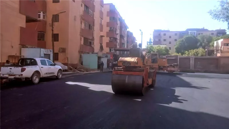 استكمال أعمال رصف وتطوير منطقة العمري بحي غرب سوهاج