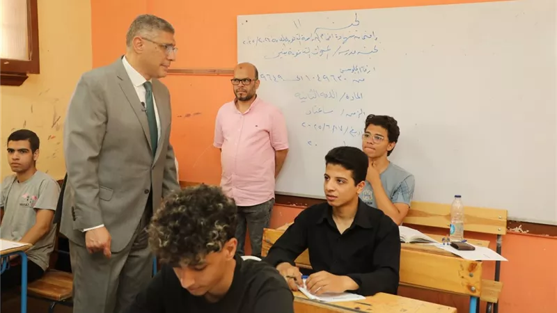 محافظ الجيزة يتفقد لجان امتحانات الثانوية العامة بأبو النمرس والحوامدية