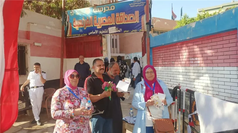 شيكولاتة.. تعليم الفيوم يستمر برسم البهجة على الطلاب قبل دخول لجان الأمتحانات