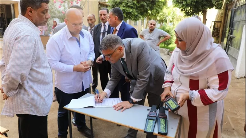 محافظ الجيزة: رفع المخلفات ومنع وجود الباعة الجائلين من محيط لجان الثانوية 