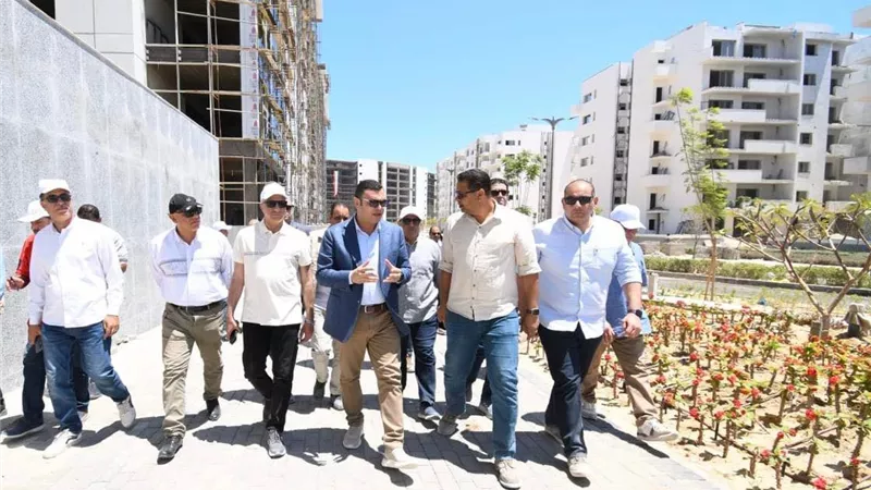 وزير الإسكان يتفقد كومباوند مزارين والحي اللاتيني بالعلمين الجديدة