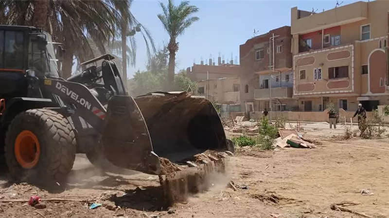 استمرار الحملات المكبرة لإزالة التعديات والعشوائيات بحي فيصل بالسويس 