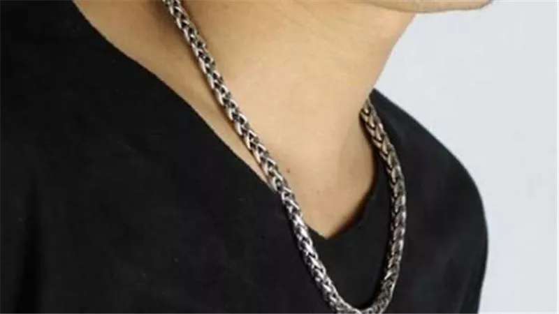 ما حكم لبس السلاسل الفضة للرجال؟.. أمين الفتوى يُجيب